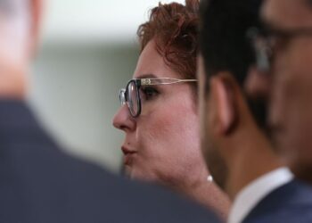 Julgamento da extradição de Zambelli é suspenso e deve retornar amanhã