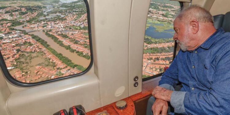 Lula sobrevoa áreas atingidas por chuvas em MG