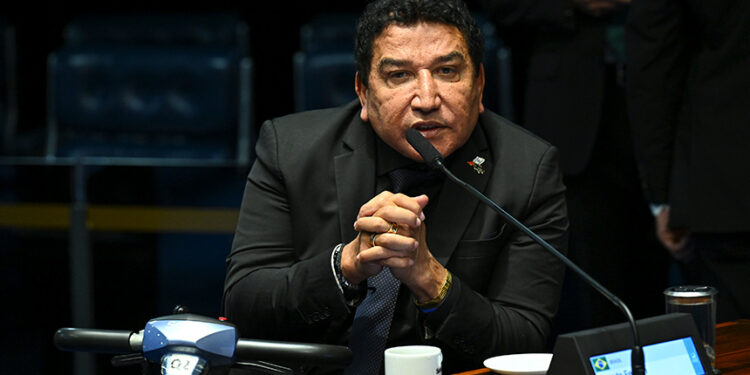Senador Magno Malta (PL-ES) em pronunciamento à mesa.