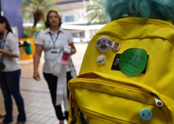 Médico alerta como mau uso da mochila pode afetar saúde das crianças
