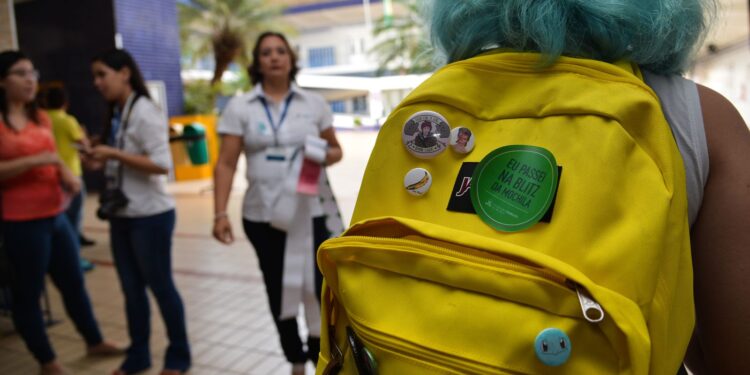 Médico alerta como mau uso da mochila pode afetar saúde das crianças
