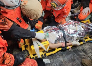 Menina segue internada após resgate em desabamento no Rio