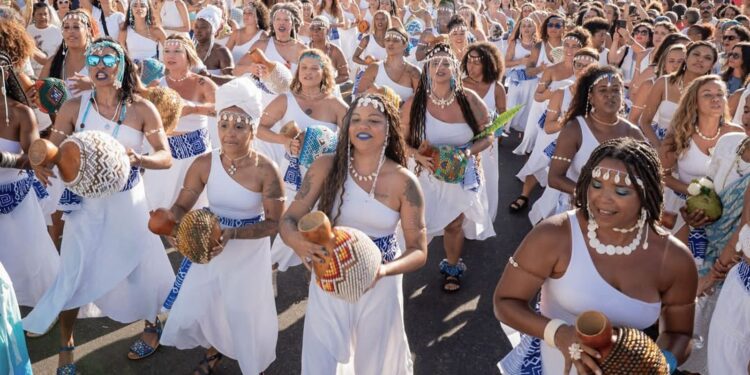 Mulheres na percussão: Agbelas toca no pré-carnaval do Rio de Janeiro