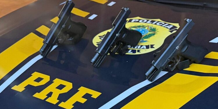 PRF prende mulher com pistolas em Ponta Porã