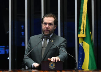 Em discurso, à tribuna, senador Plínio Valério (PSDB-AM).