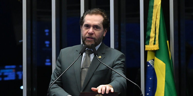 Em discurso, à tribuna, senador Plínio Valério (PSDB-AM).