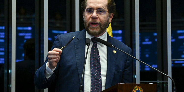 Em discurso, à tribuna, senador Plínio Valério (PSDB-AM).