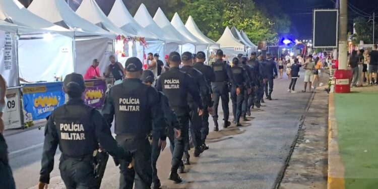 Polícia Militar conduz autor à Delegacia durante o Carnaval de Ladário.