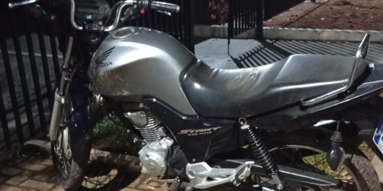 Polícia Militar flagra direção perigosa, apreende motocicleta e conduz condutor à delegacia em Coxim