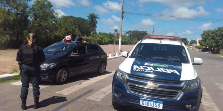 Polícia Militar recupera veículo com restrição criminal e prende autor em Corumbá.