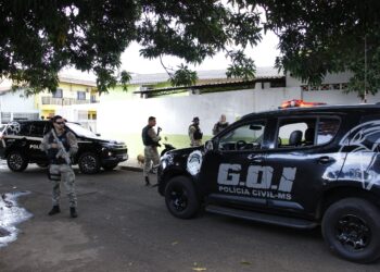 Policiais civis capturam homem com mandado de prisão e prendem mulher por estelionato, em Campo Grande