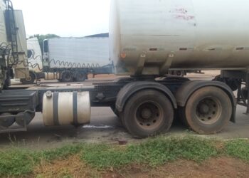 Policiais militares resgatam vítimas após explosão de pneu em veículo de carga inflamável em Sonora