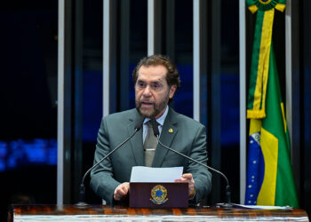 À tribuna, em discurso, senador Plínio Valério (PSDB-AM).