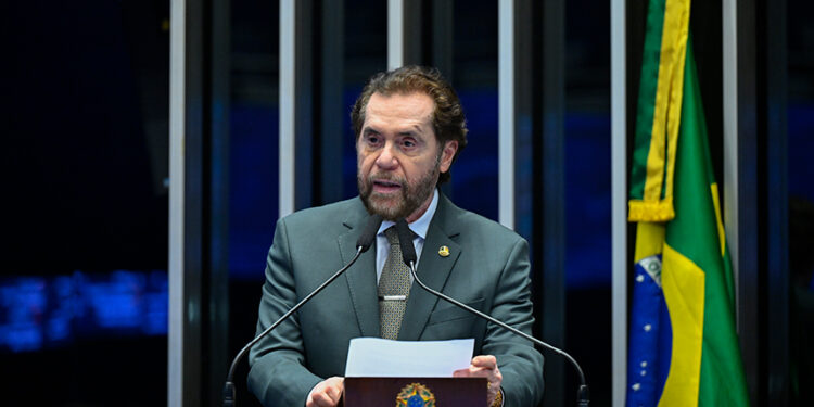 À tribuna, em discurso, senador Plínio Valério (PSDB-AM).