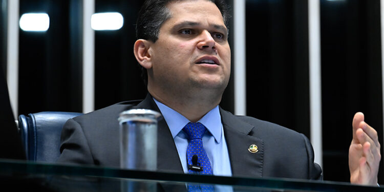 Presidente do Senado anuncia prioridade para projetos sobre maus-tratos a animais