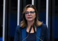Senadora Leila Barros (PDT-DF) em discurso à tribuna.