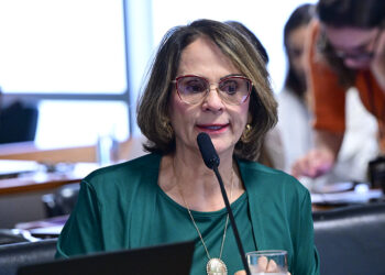 À bancada,  em pronunciamento,  senadora Damares Alves (Republicanos-DF).