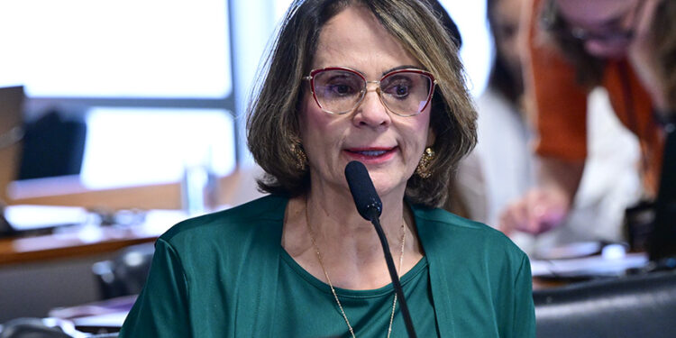 À bancada, em pronunciamento, senadora Damares Alves (Republicanos-DF).