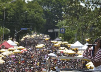 SP: Agrada Gregos é destaque deste sábado; veja programação de blocos