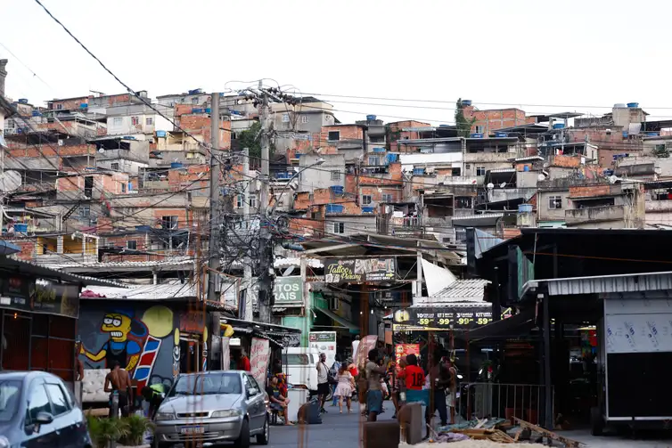 Tânia Rêgo/Agência Brasil Rio de Janeiro (RJ), 02/11/2025 - Rua Santa Celinha, ao lado da praça São Lucas, no Complexo da Penha. zona norte da Cidade. Foto: Tânia Rêgo/Agência Brasil
