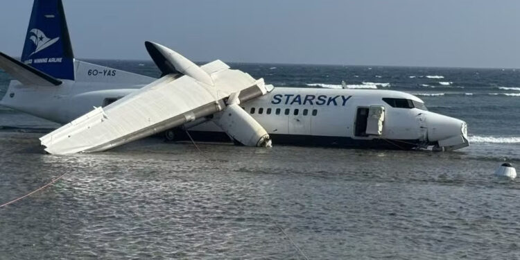 Avião com 55 pessoas sai da pista e para no mar na Somália