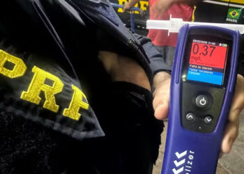 Motorista é preso bêbado após parar para urinar na rodovia