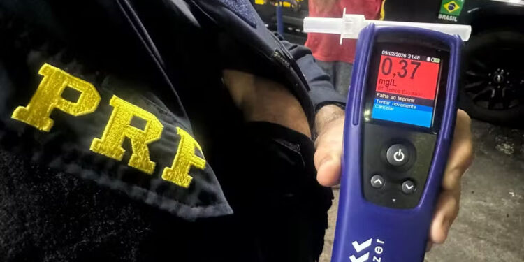 Motorista é preso bêbado após parar para urinar na rodovia