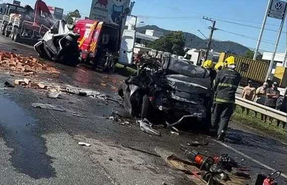 Colisão na BR-101 em Itajaí mata três e causa 12 km de filas