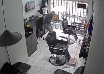 Enquanto cortava cabelo, PM intervém em assalto e atira em suspeito