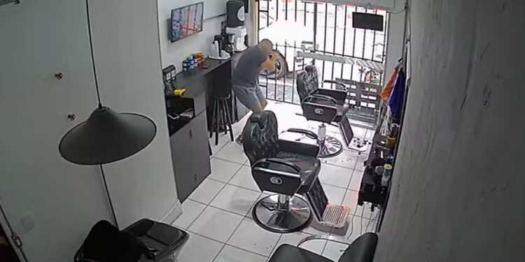 Enquanto cortava cabelo, PM intervém em assalto e atira em suspeito