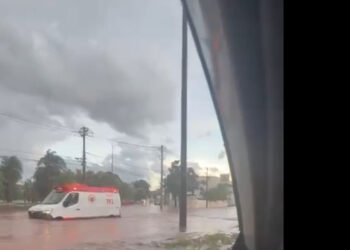 Ambulância com paciente de AVC fica ilhada em temporal em Campo Grande