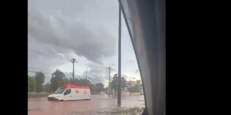 Ambulância com paciente de AVC fica ilhada em temporal em Campo Grande