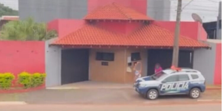 Polícia é acionada após desentendimento entre idoso e travestis em motel