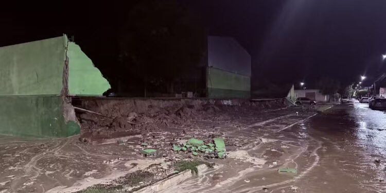 Temporal causa estragos em escola e residências de Coxim