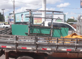Trabalhador é prensado por caminhão durante descarga