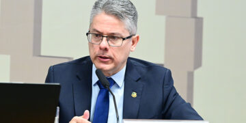 Relator da CPICRIME, senador Alessandro Vieira (MDB-SE) em pronunciamento à mesa.