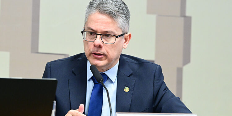 Relator da CPICRIME, senador Alessandro Vieira (MDB-SE) em pronunciamento à mesa.