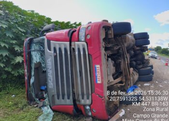 Caminhão carregado com algodão tomba na BR-163; latas de cerveja são encontradas na cabine