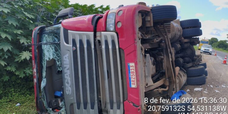 Caminhão carregado com algodão tomba na BR-163; latas de cerveja são encontradas na cabine