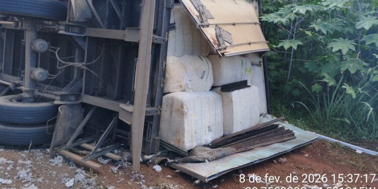 Caminhão carregado com algodão tomba na BR-163; latas de cerveja são encontradas na cabine