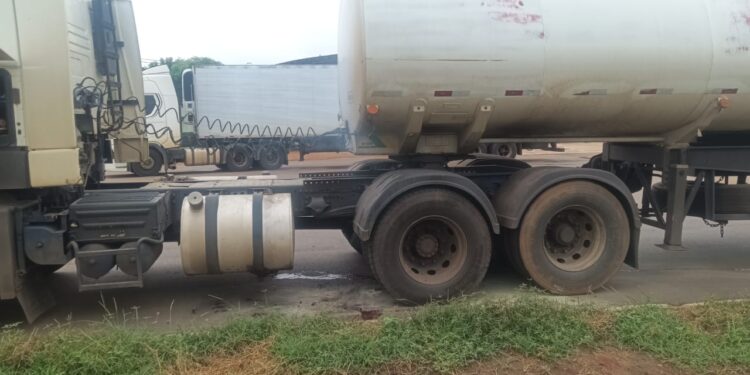 PM resgata vítimas após explosão de caminhão-tanque