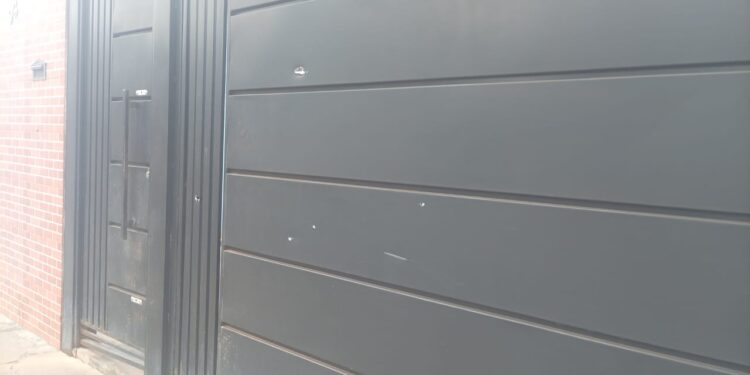 Adolescente escapa de tentativa de feminicídio após ataque de ex-namorado