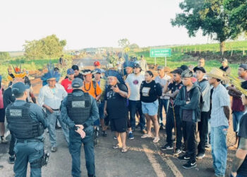 Indígenas fecham MS-162 após acidente fatal e cobram recapeamento