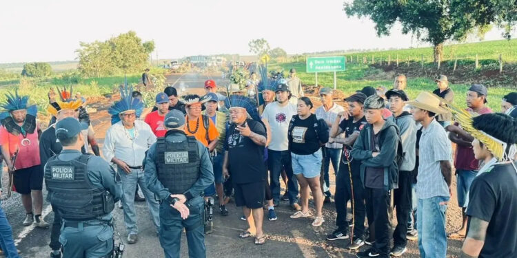 Indígenas fecham MS-162 após acidente fatal e cobram recapeamento