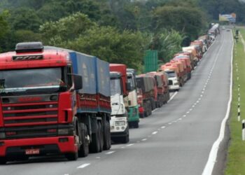 Caminhoneiros mantêm previsão de greve enquanto aguardam ações do governo