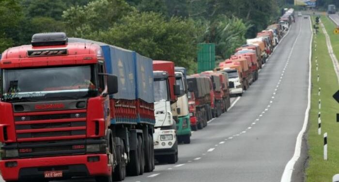 Caminhoneiros mantêm previsão de greve enquanto aguardam ações do governo