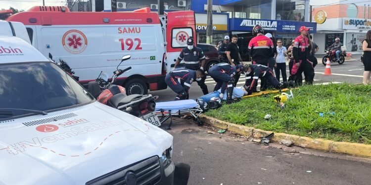 Motocicleta e Fiorino colidem em cruzamento e causam pânico