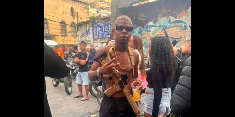 Acusado de matar rival do PCC em SP vira alvo de facção e permanece foragido