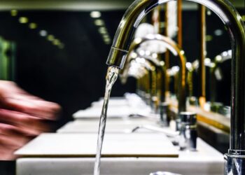 1,2 mil escolas públicas não tinham acesso à água potável em 2025