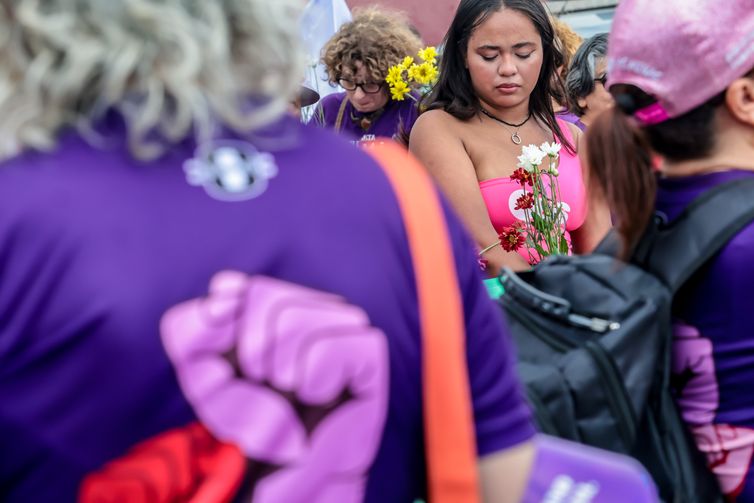 Sao Paulo (SP)-01/03/2026.  
Um ato no domingo em memória de Tainara Souza
Santos, de 31 anos, que morreu após ser atropelada e arrastada pelo ex-companheiro em São Paulo, irá marcar o início das mobilizações pelo Dia Internacional das Mulheres. 
Organizado pelo Ministério das Mulheres, o local escolhido para o ato é a Marginal Tietê, na zona norte da cidade de São Paulo, onde Tainara foi agredida, atropelada pelo ex-companheiro Douglas Alves da Silva e arrastada por mais de 1 quilômetro ao ficar presa ao carro dele, em 29 de novembro do ano passado. O ato contou com a presença das
ministras Márcia Lopes, Marina Silva , Sônia Guajajara e do Ministro Paulo Teixeira e a mãe Luciane ( mãe da vítima Taynara). Foto: Paulo Pinto/Agência Brasil